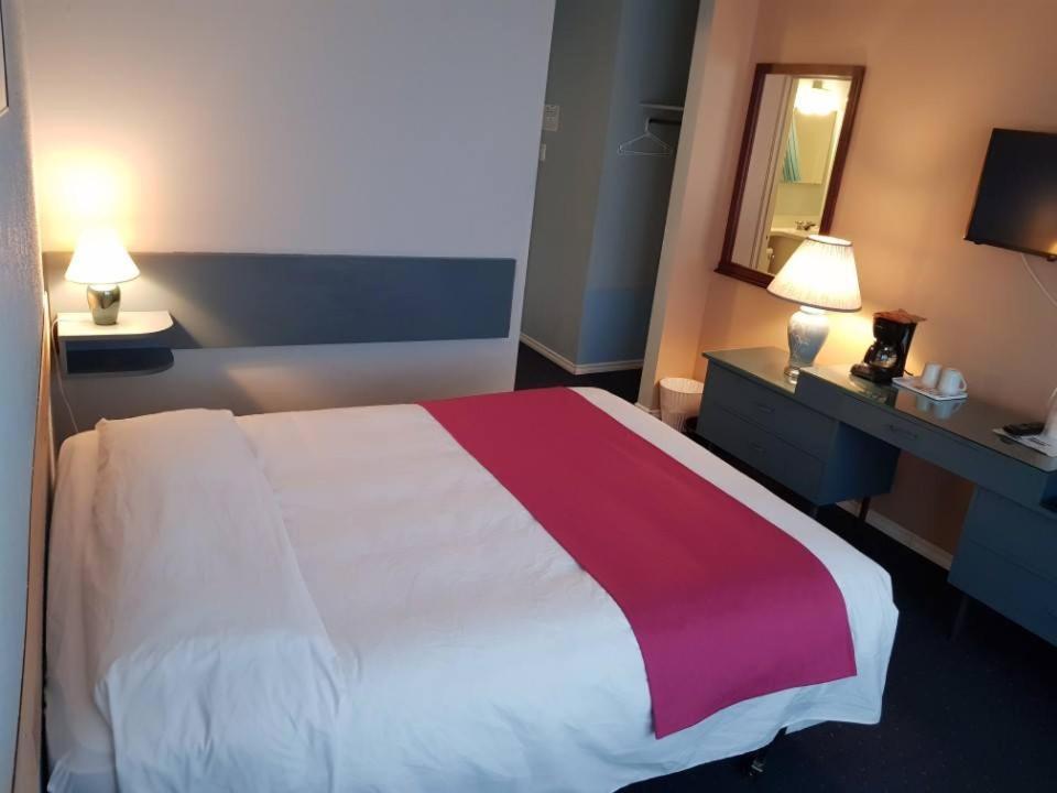 Lakewood Inn 100 Mile House 외부 사진