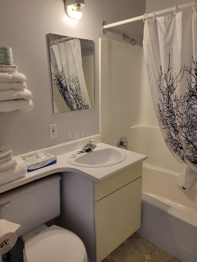 Lakewood Inn 100 Mile House 외부 사진