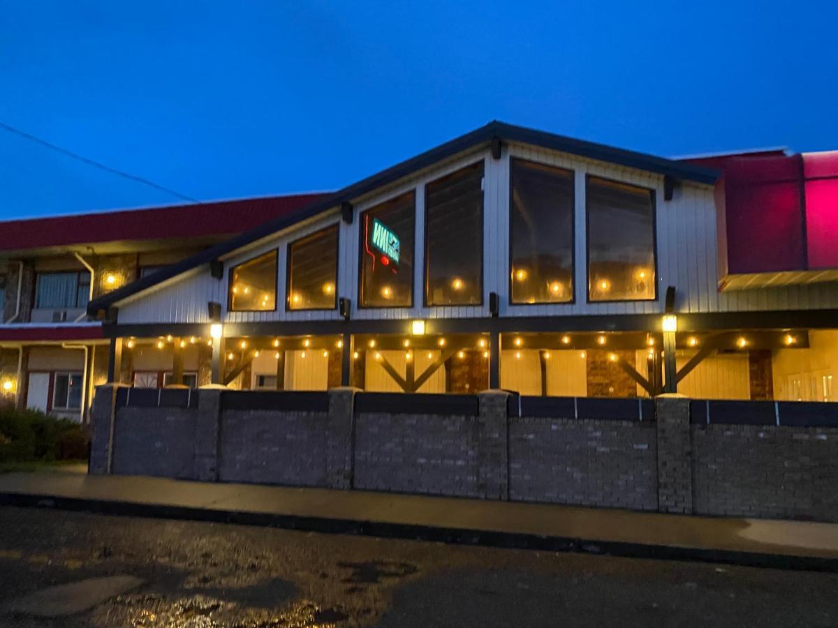 Lakewood Inn 100 Mile House 외부 사진
