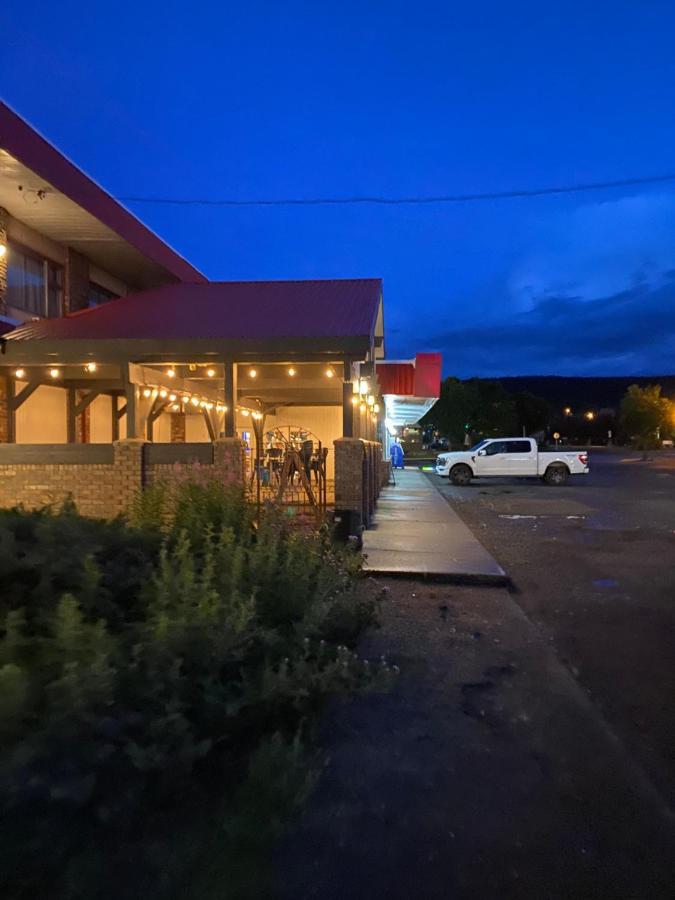 Lakewood Inn 100 Mile House 외부 사진