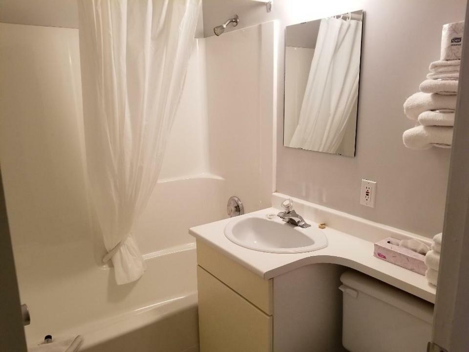 Lakewood Inn 100 Mile House 외부 사진