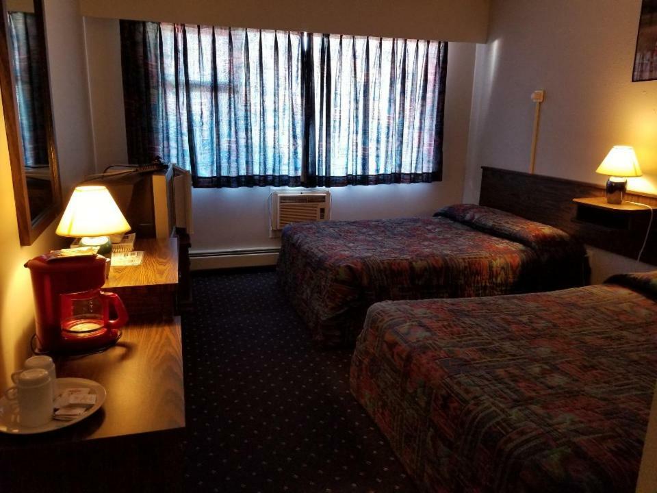 Lakewood Inn 100 Mile House 외부 사진
