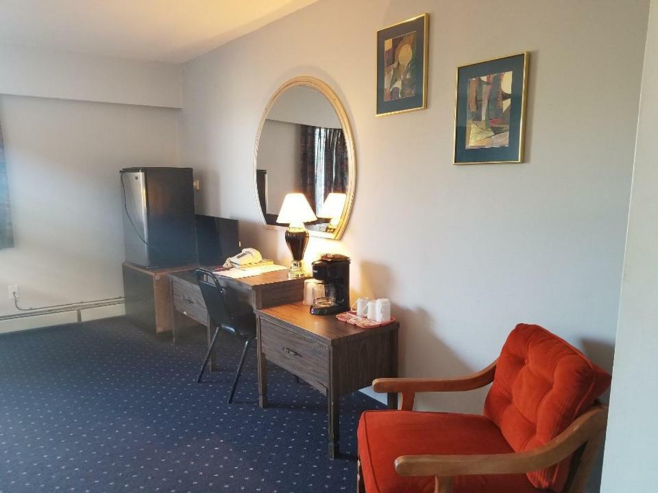 Lakewood Inn 100 Mile House 외부 사진