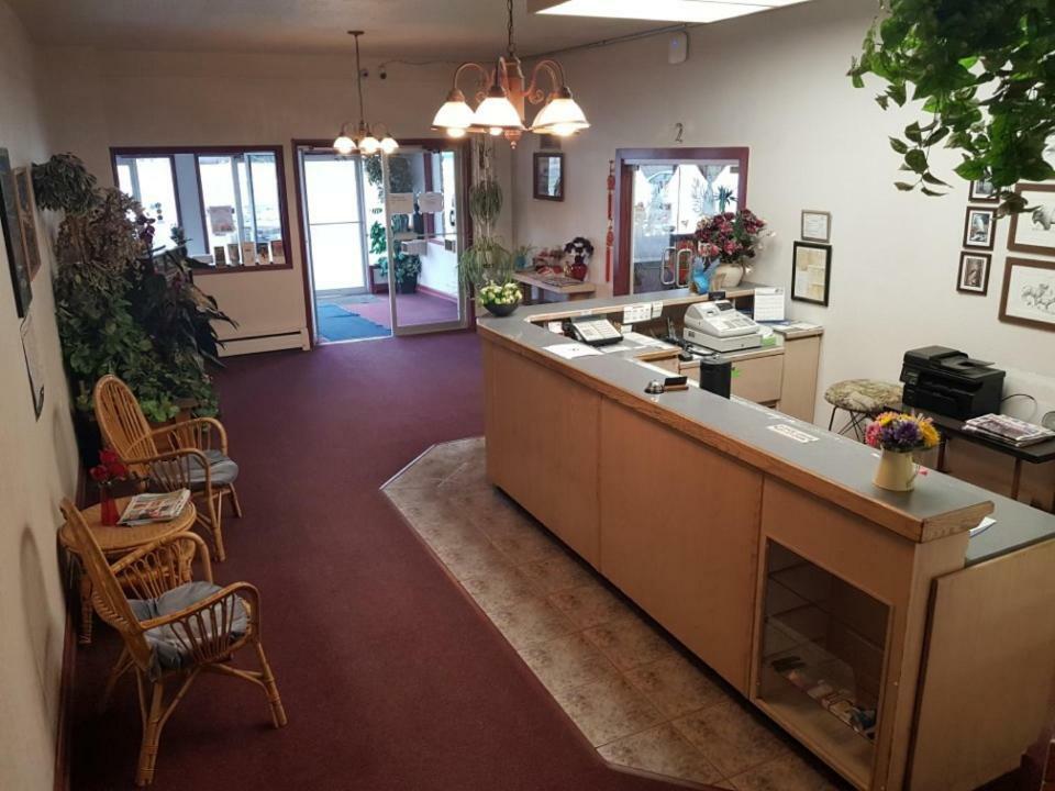 Lakewood Inn 100 Mile House 외부 사진